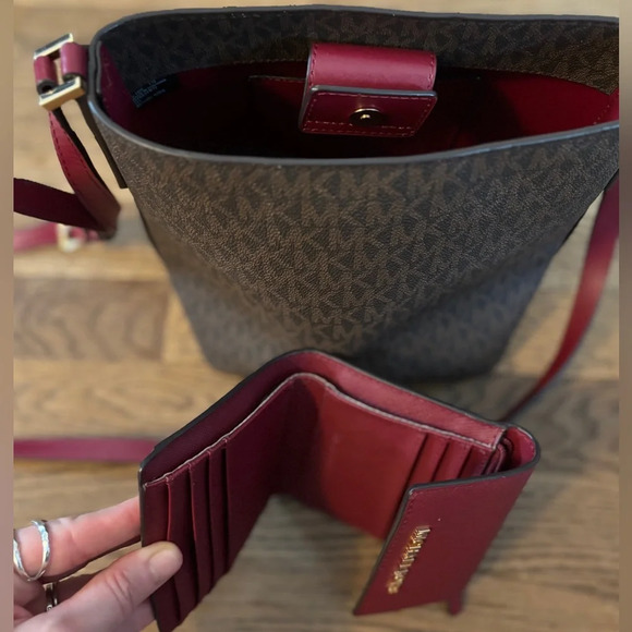 Like New Michael Kors Brown & Red Signature Bucket Bag Purse + Matching Wallet - Picture 7 of 10
